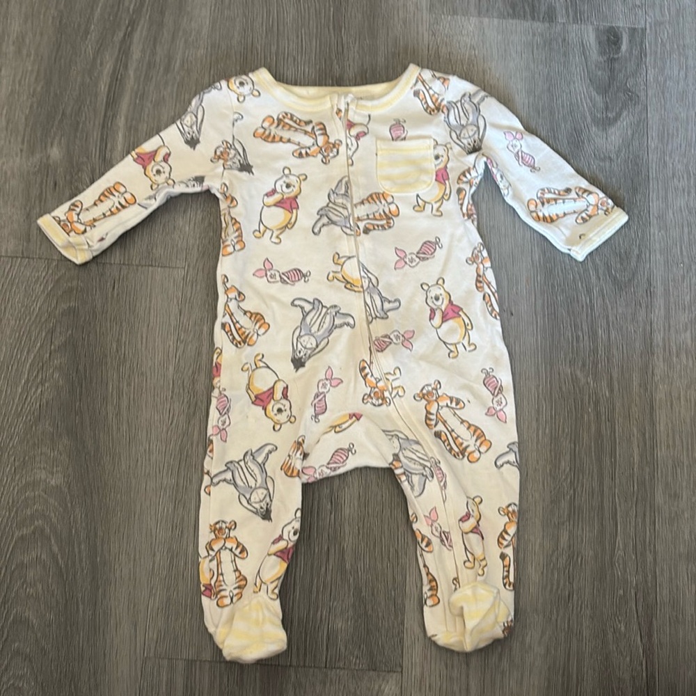0-3 Winnie the Pooh outfit 
Three piece outfit